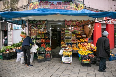 Magazin alimentar pe o stradă din Durres