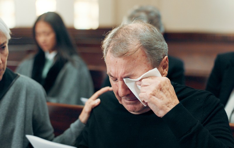 Un polițist pensionar a aflat de moartea fiicei sale online, la trei luni după înmormântarea acesteia: „Nimeni nu ne-a sunat vreodată”