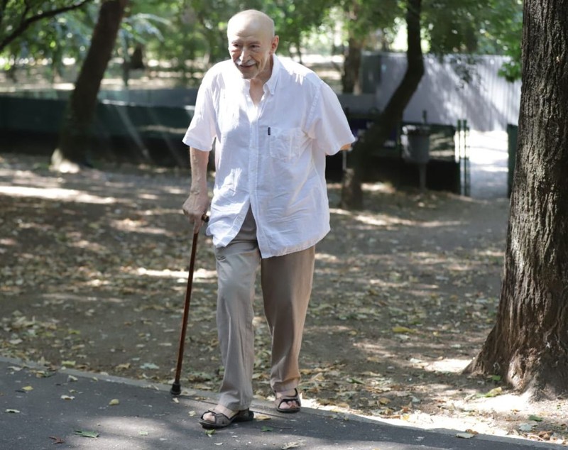 Victor Rebengiuc, la 92 de ani, surprins de fotoreporterul Libertatea în Cișmigiu: „5 lei costă o poză cu mine! Ai mărunt?”