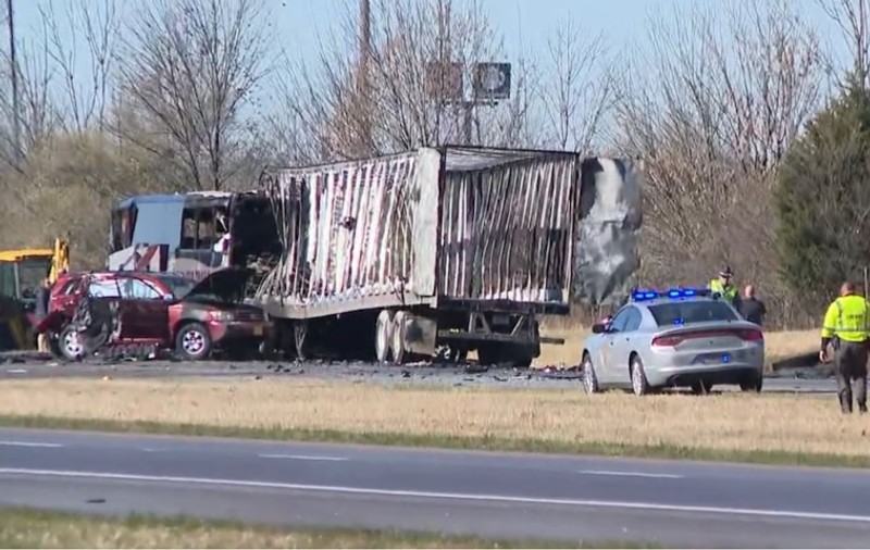 Cel puțin șase persoane au murit într-un accident cu cinci mașini, printre care și un autocar școlar, pe o autostradă din SUA