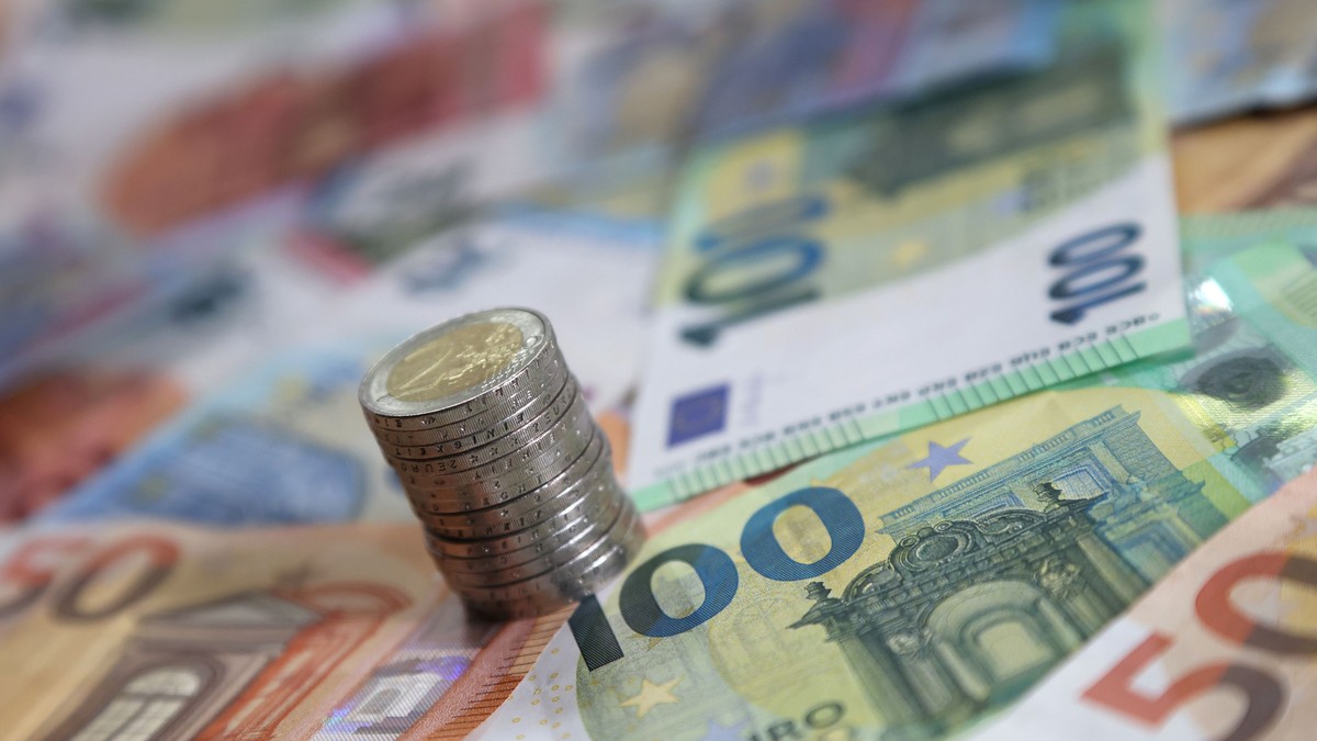 Bancnote și monede euro pe o masă