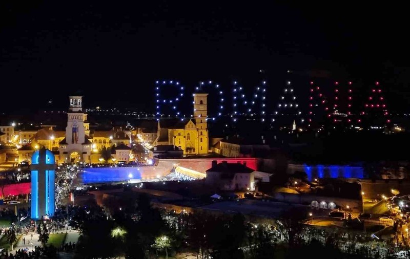 VIDEO. Spectacol cu drone de Ziua Națională, la Alba Iulia. Ce imagini și mesaje au apărut deasupra cetății