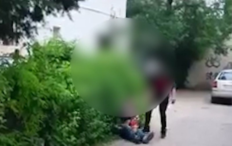 Bărbatul filmat în timp ce lovește brutal un vârstnic, reținut pentru 24 de ore. A fost chemat de doi copii „să-i aplice o corecție”