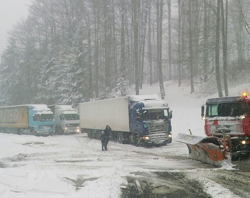Trafic îngreunat in judetul Brasov din cauza ninsorii abundente. Cinci tiruri nu si-au mai putut continua drumul/FOTO&VIDEO