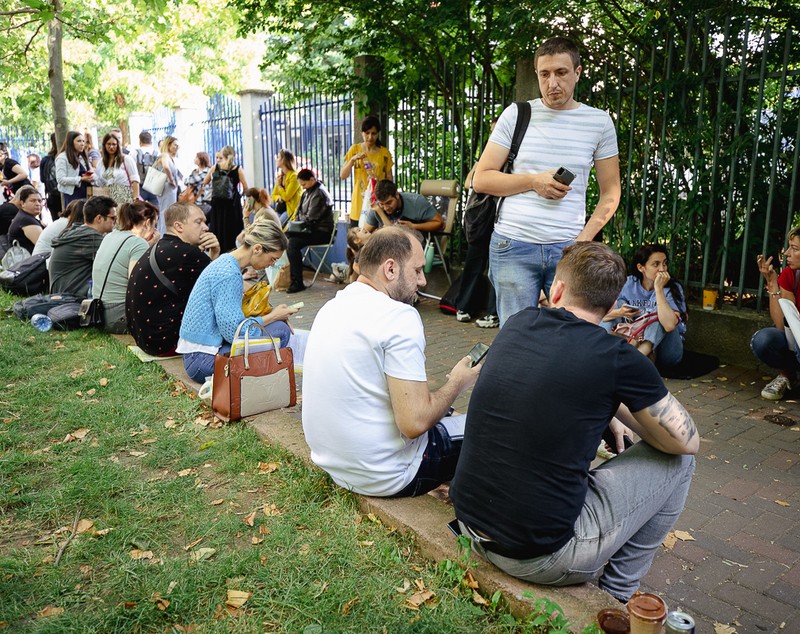 Noapte albă la coadă ca să-și înscrie copiii la creșele și grădinițele de vară din sectorul 3. Primarul Negoiță, din mijlocul părinților: „Problema e de personal”