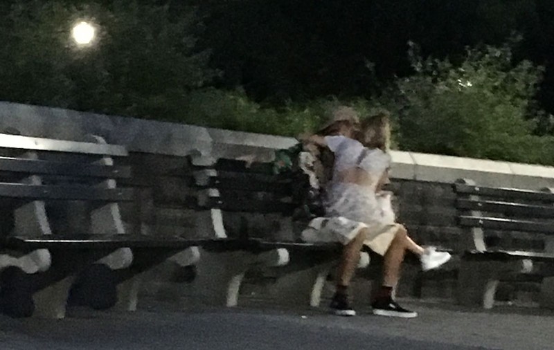 Justin Bieber a fost surprins sărutându-se pe stradă cu Hailey Baldwin, nepoata lui Alec Baldwin