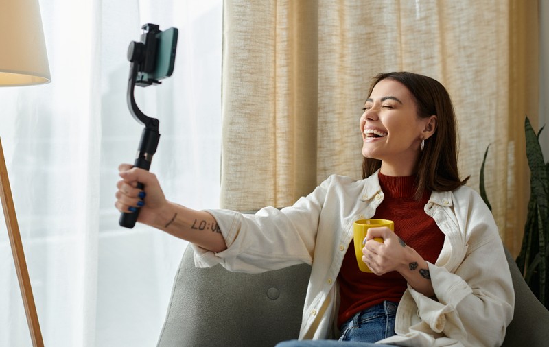 Un story de câteva secunde, plătit cât un salariu mediu, în România. Generația Z își dorește jobul de influencer