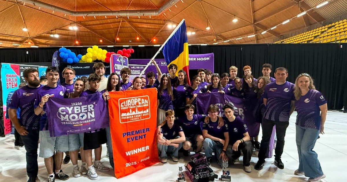 Mai mulți elevi cu tricouri mov, cu steaguri ale României, după ce au câștigat Campionatul European de Robotica