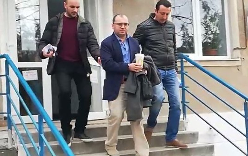VIDEO | Bărbatul din Capitală care practica fără drept profesia de medic, reținut din nou de polițiști. Alte cinci persoane l-au reclamat pe falsul ortoped