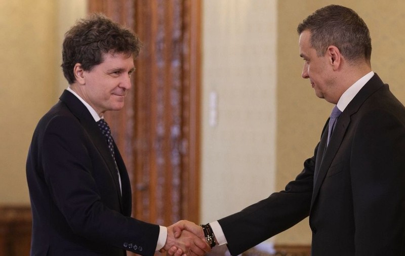 Nicușor Dan și Sorin Grindeanu își strâng mâna.