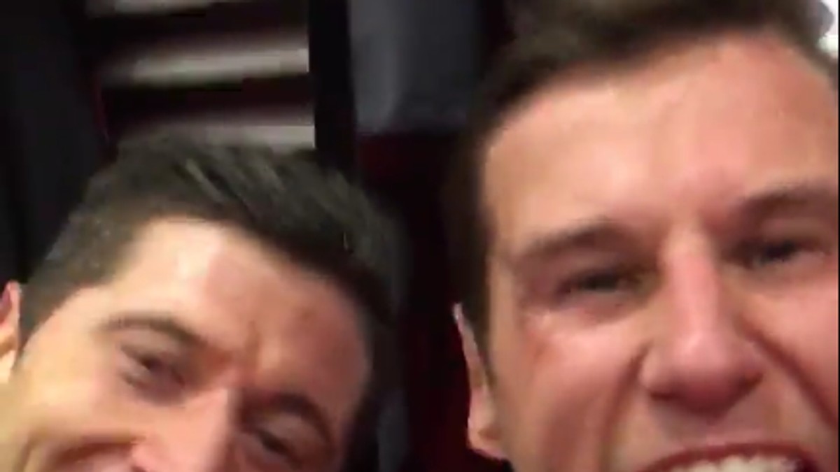Robert Lewandowski, stânga, și Grzegorz Krychowiak s-au descătușat în vestiar