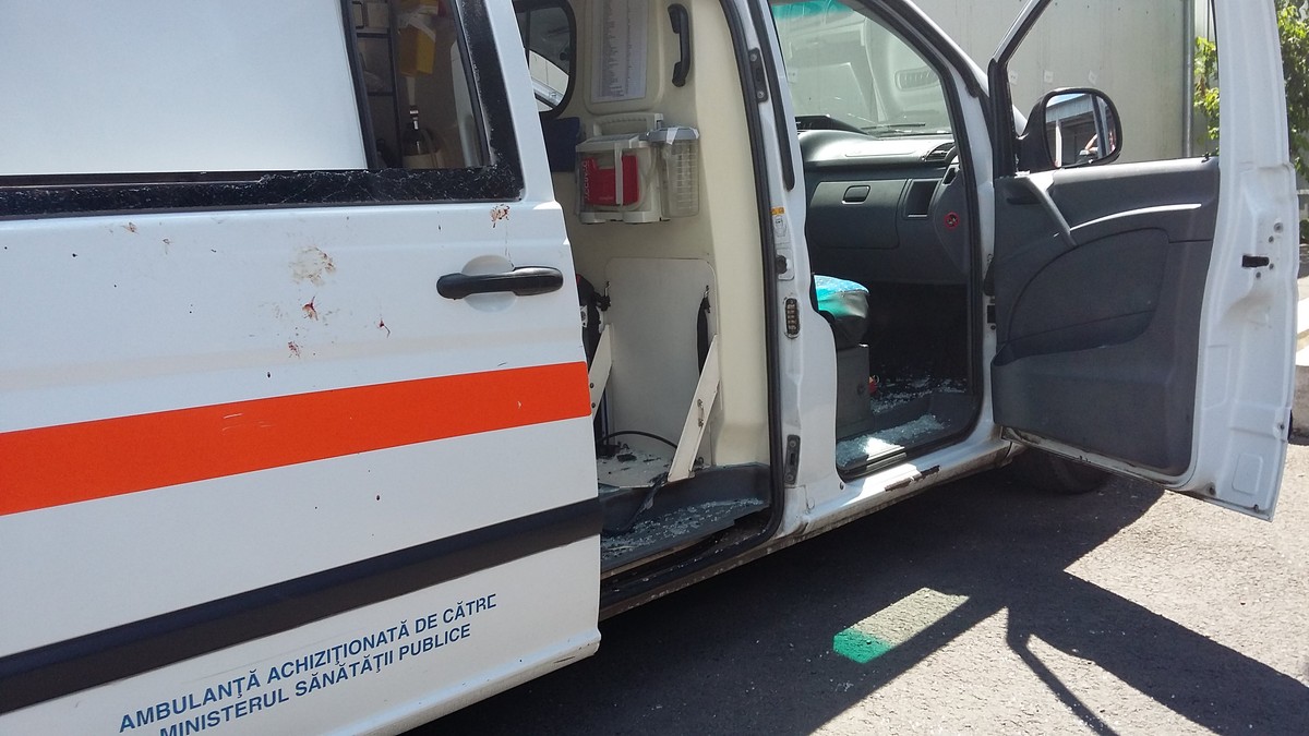 O fetiță de un an și cinci luni din Suceava a suferit arsuri după ce a tras de pe o măsuță un vas cu ceară fierbinte. Copila era cu bunica sa