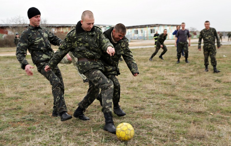 Militarii ucraineni joacă fotbal pe câmpul de luptă / VIDEO