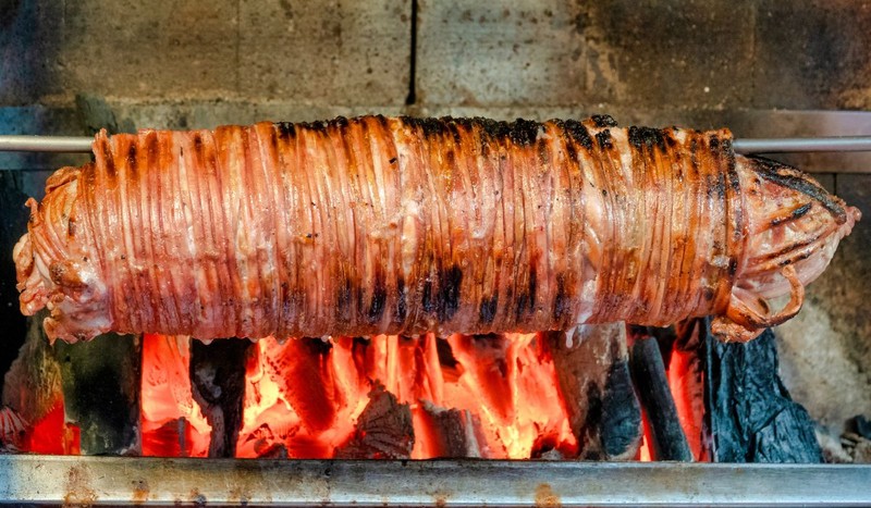 Kokoretsi, alcătuit din intestine de miel sau de capră înfășurate în jurul unor organe condimentate, printre care se numără pancreasul, inima, plămânii sau rinichii. Foto: Shutterstock