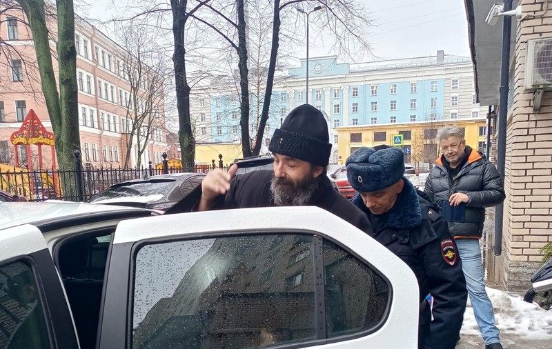 Un preot rus a fost reținut la Sankt Petersburg după ce a anunțat că va face o slujbă de pomenire pentru Navalnîi