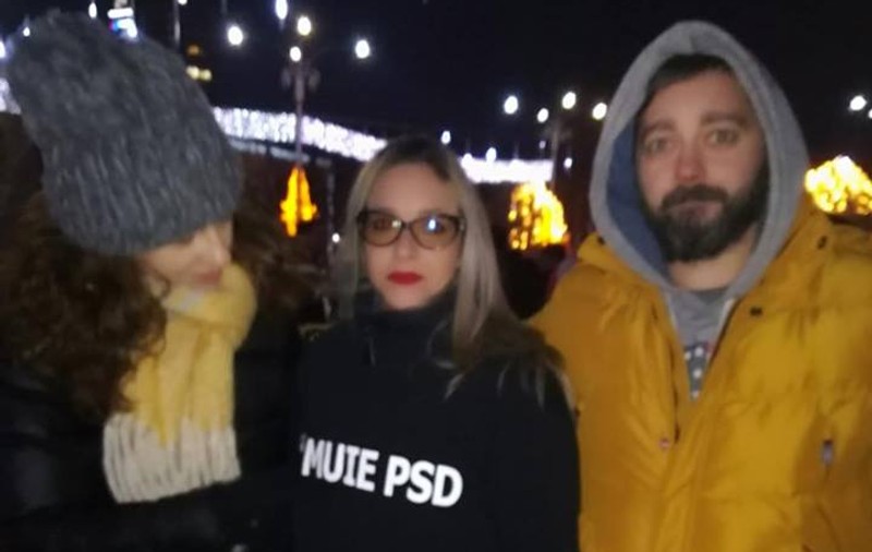 Tânără amendată pentru că purta o haină cu mesaj anti-PSD