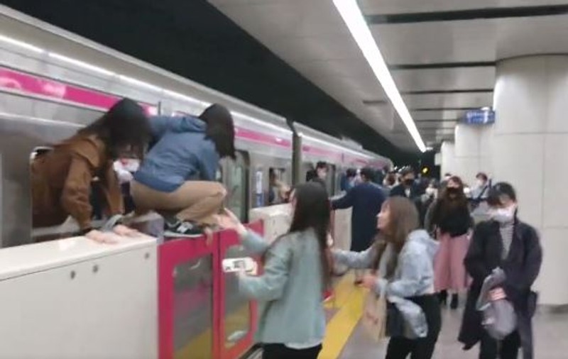 Un tânăr deghizat în Joker a înjunghiat mai mulți oameni, în metroul din Tokyo