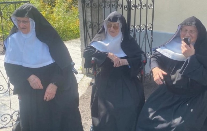 Trei călugărițe au fugit de la azil și s-au apucat de TikTok dintr-o mănăstire abandonată. Oficialii bisericii de care aparțin sunt furioși