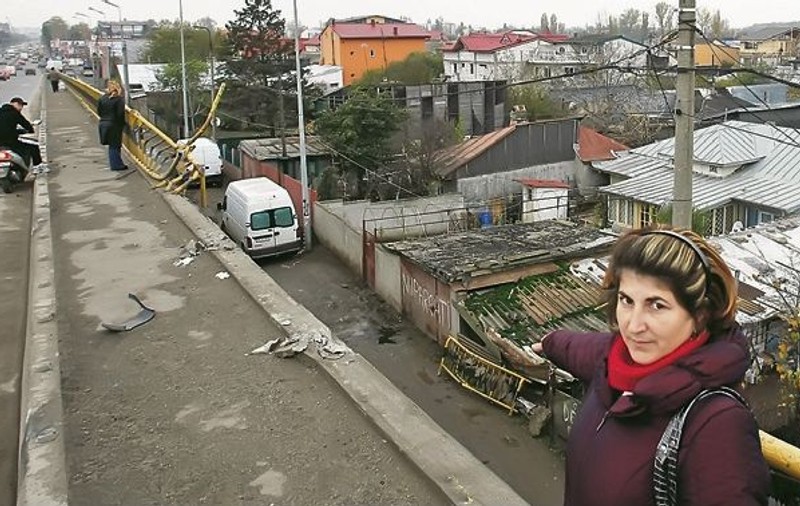 Au zburat cu maşina de pe pod