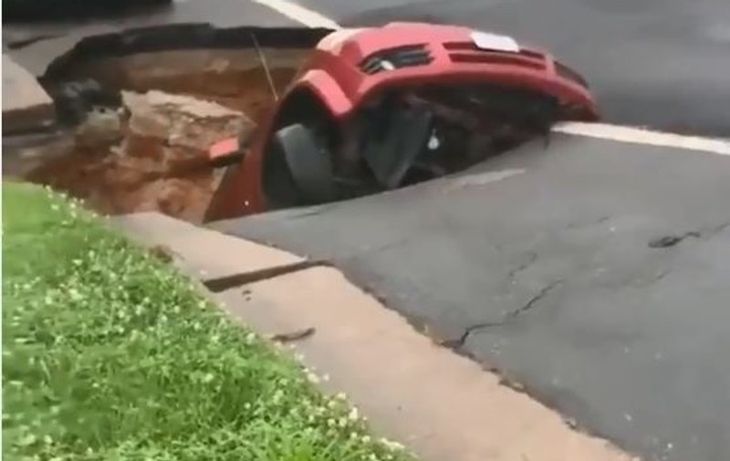 Mașină "înghițită" de asfalt în statul american Virginia | VIDEO