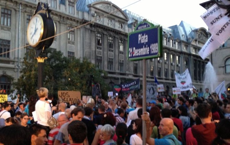 A doua zi de PROTESTE la Universitate faţă de proiectul "Roşia Montană"! "Nu ne trataţi cu cianURĂ!"