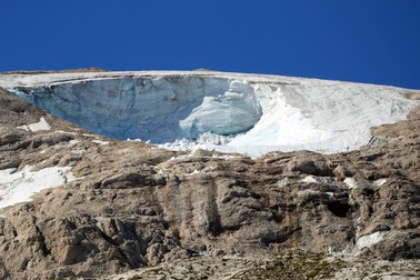 Imagini aeriene din 5 iulie 2022 cu ghețarul prăbușit din muntele Marmolada, Italia. Foto: Profimedia