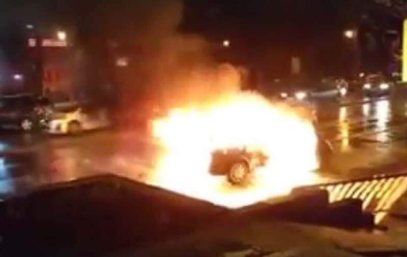Mașină în flăcări la Timișoara. Incendiul violent a dat peste cap traficul