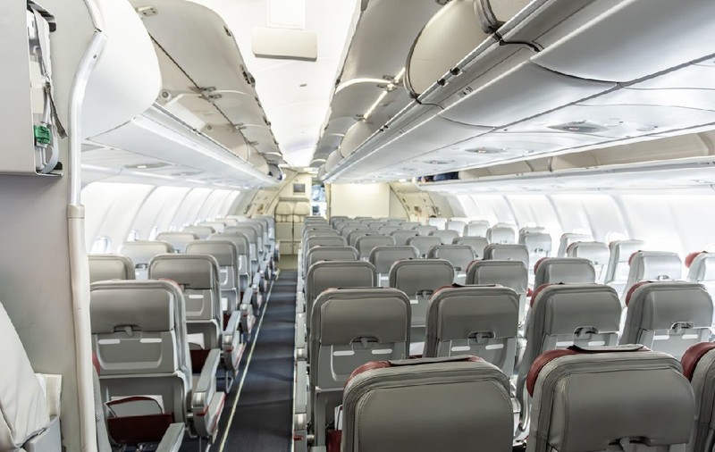 Cinci companii aeriene din grupul Lufthansa nu vor mai lăsa pasagerii să-și aleagă gratuit locul în avion: „O să ne ceară bani dacă ne gândim la scaun”