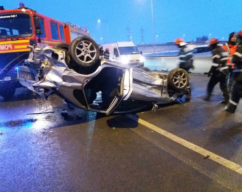 Doi răniți grav, după ce mașina în care se aflau s-a rostogolit pe şosea din cauza vitezei excesive