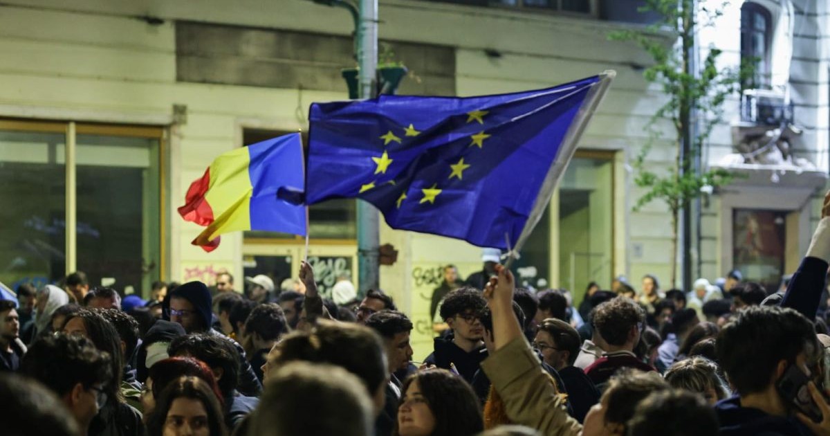 Românii au ieșit în număr mare în stradă, pentru a sărbători victoria lui Nicușor Dan în turul 2 al alegerilor prezidențiale 2025
