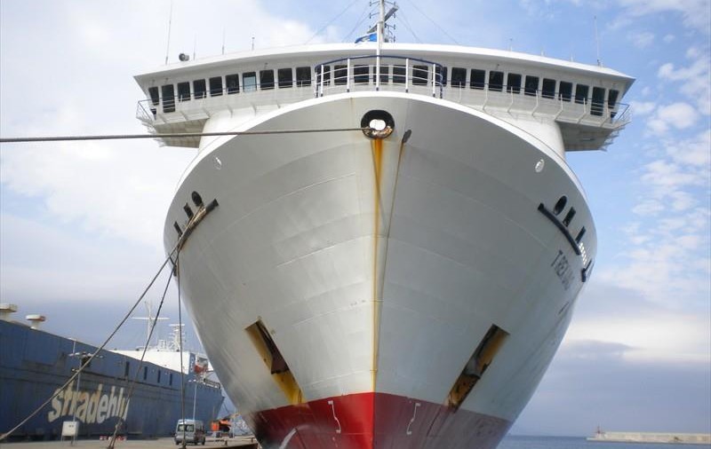 Doi muncitori români de pe un vas spaniol, accidentați grav în portul din Tenerife. Un membru al echipajului a murit