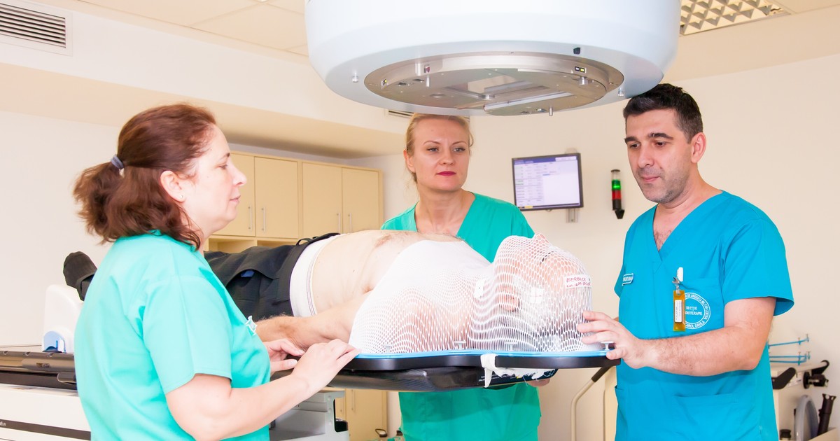 Medicii de la Spitalul Militar din Bucuresti trateaza cancerul prin tehnici de varf