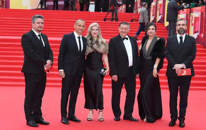 Actorul Dorel Vișan și un preot ortodox român, la Festivalul de Film de la Moscova, alături de Zaharova, în ziua în care Rusia a acuzat România că „încearcă să anuleze cultura rusă”
