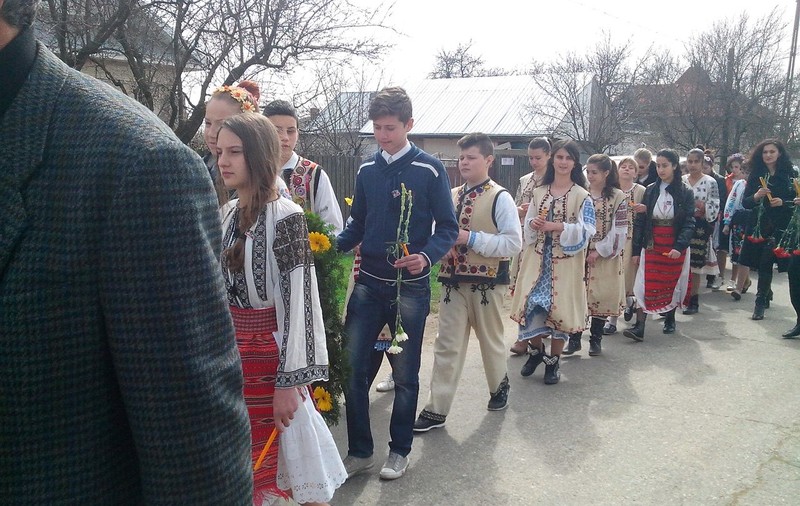 IMAGINI CUTREMURĂTOARE. Fetele ucise de tată au fost înmormântate în costume populare