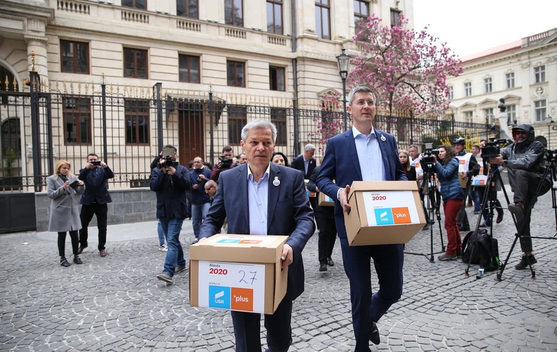 FOTO | Alianţa USR-PLUS a depus la BEC 500.000 de semnături, pentru alegerile europarlamentare. Cioloş: "Propunem românilor o adevărată alternativă politică"
