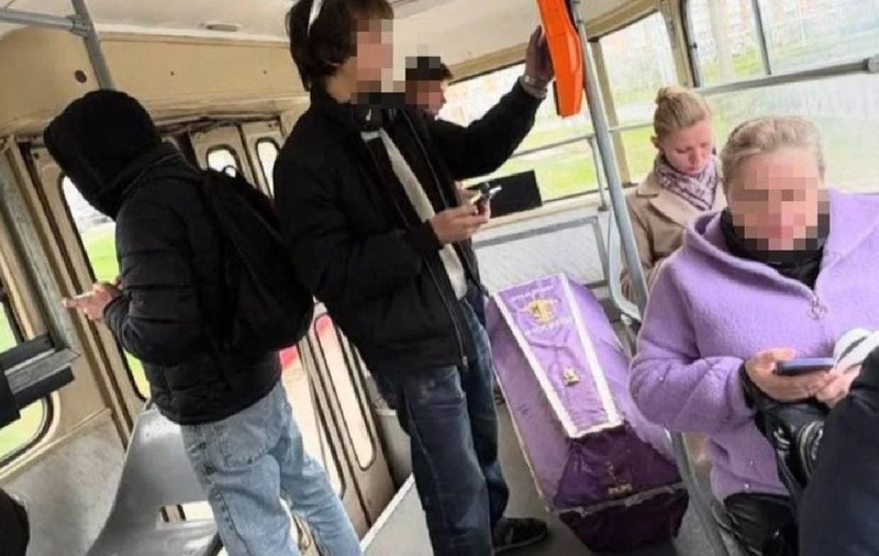 Sicriu cărat în tramvai, imagini virale de la Kiev: „Nu există nicio interdicție legală”