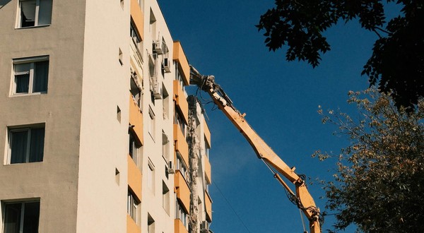 Locatarii privesc demolarea blocului afectat de explozie. Sursă foto: Facebook /Ionuț Petianu.