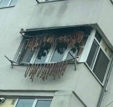 Slănină și cârnați puși la uscat