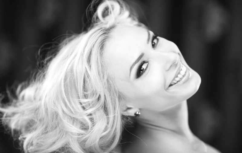 Iulia Vântur dă primul semn de viaţă după materialele din presă despre relaţia ei cu Salman Kahn! Vezi ce a scris vedeta pe Facebook!