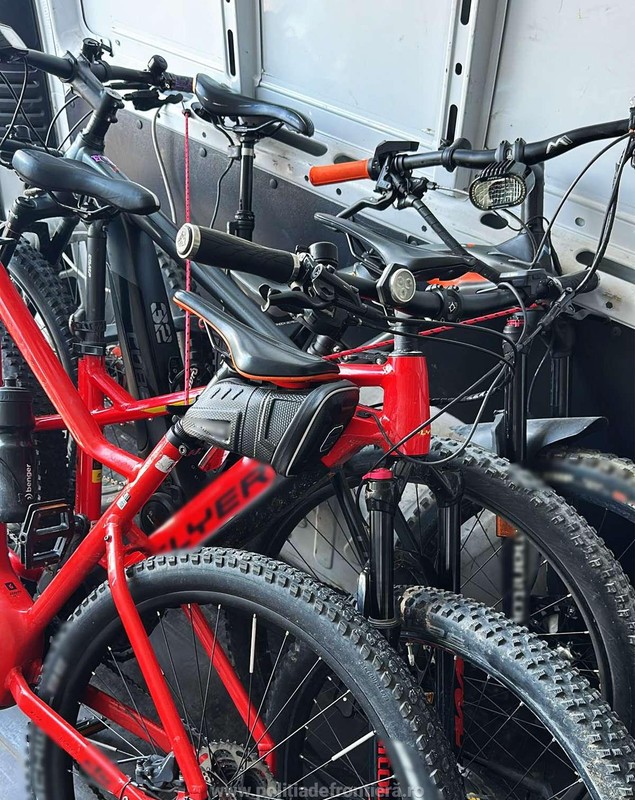 Un român transporta opt biciclete electrice în valoare de 20.000 de euro, căutate în Austria. Polițiștii i-au confiscat „marfa”