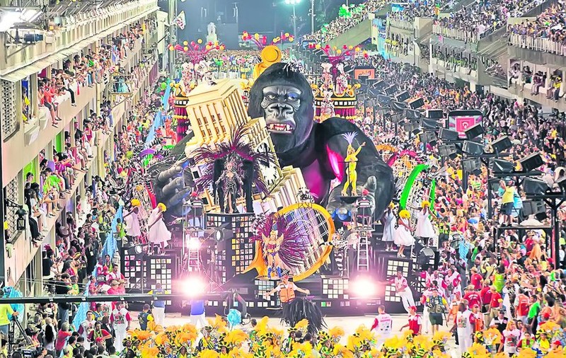 Explozie de culoare, veselie şi lumini la celebrul festival de la Rio de Janeiro / Fugiți, trece gorila King Kong!