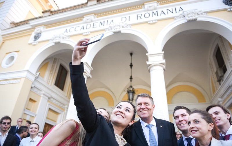 Iohannis s-a întâlnit cu studenții români din Italia: Să-mi spuneți cum vedeţi dumneavoastră viitorul Uniunii Europene!