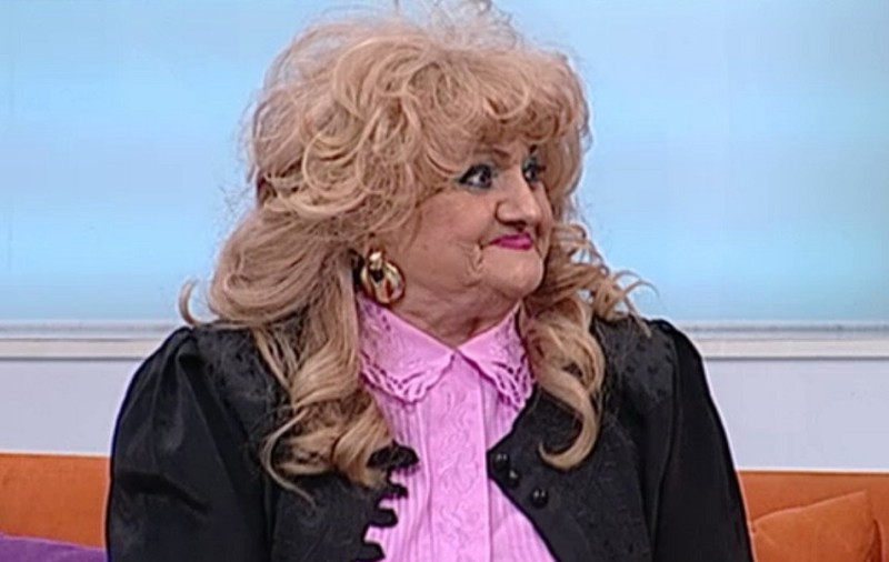 Mama lui Mihai Mitoșeru, topless la mare. “Mi se pare aiurea să… “