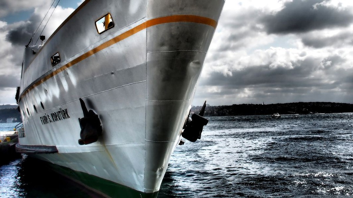 Doi ofiţeri români sunt blocaţi pe o navă, într-un port din Libia