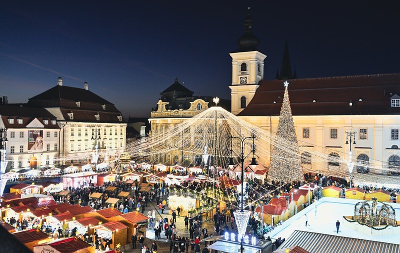Târgul de Crăciun Sibiu 2025. Peste 100 de căsuțe cu delicii gastronomice, o roată panoramică de 22 de metri și Atelierul lui Moș Crăciun vă așteaptă în centrul orașului