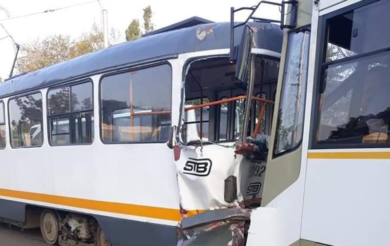 Două tramvaie s-au ciocnit pe bulevardul Vasile Milea. Un pasager a fost rănit ușor