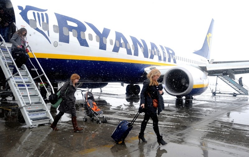 Cum fac economii companiile aeriene? Pun angajaţii să slăbească, micşorează revistele de la bord şi scot cotierele!