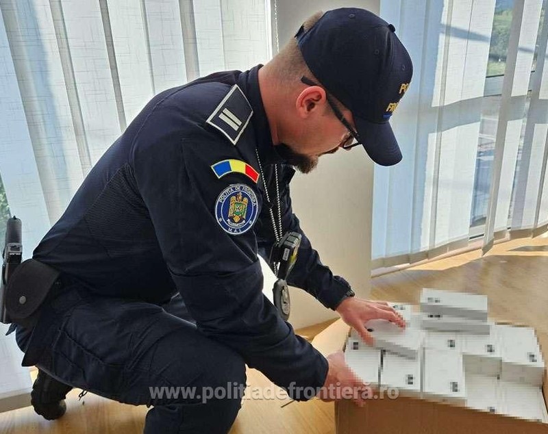 Sute de telefoane mobile, descoperite de Poliția de Frontieră în pereții unui microbuz înmatriculat în Ucraina. Bunurile valorau de 14 ori mai mult decât vehiculul