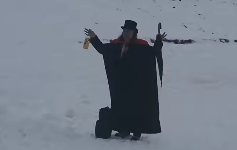 Bărbat în palton, cu pelerină roșie și cu joben, oprit de salvamontiști în drum spre Sfinx. „Magicianul a greșit portalul”