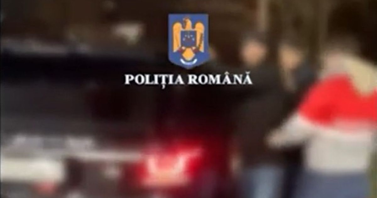 Justițiarul de Berceni, cu mâinile pe capota mașinii, în timp ce oamenii legii îl perchezționează